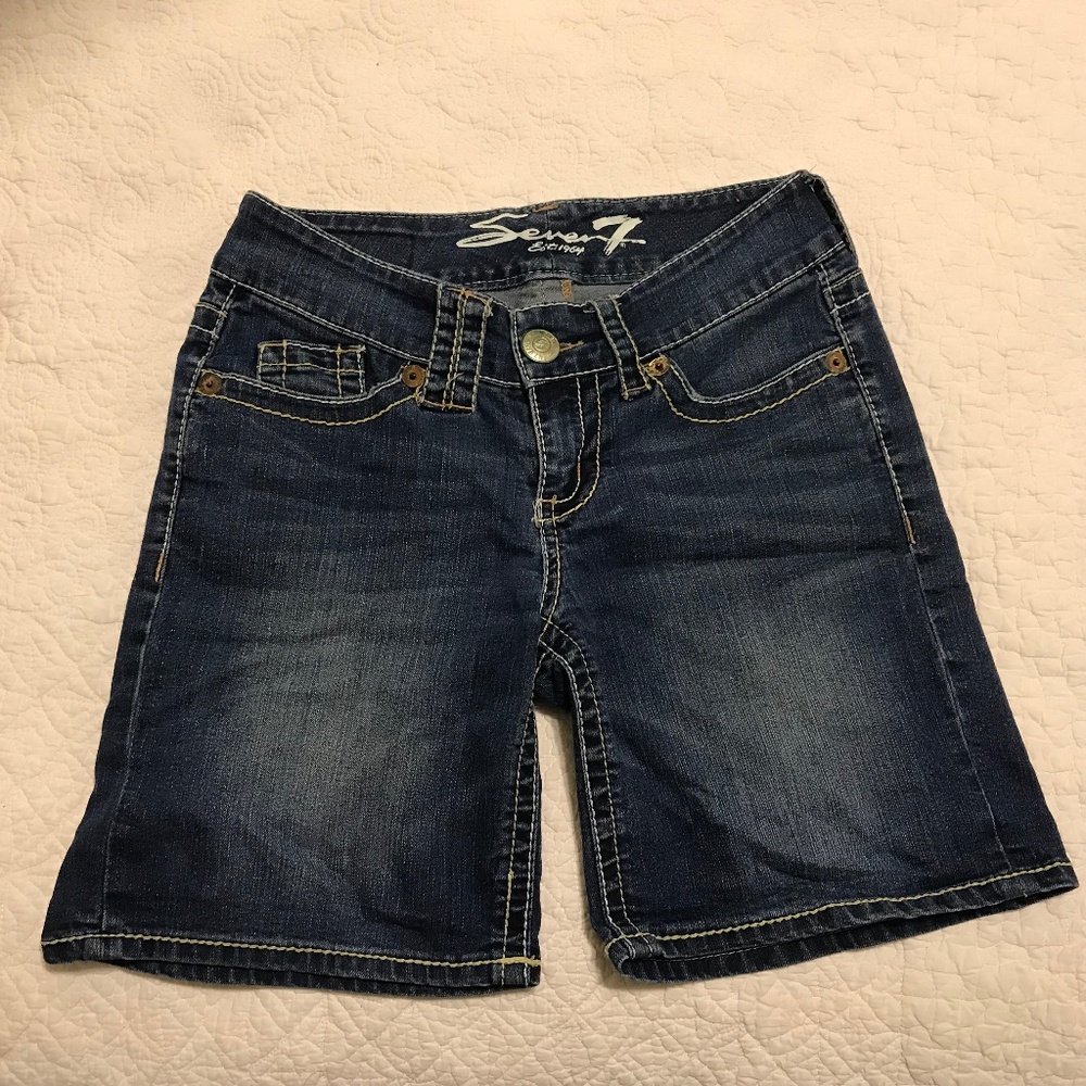 Seven7 5-pocket blue denim shorts with embroidered back pockets (4P)